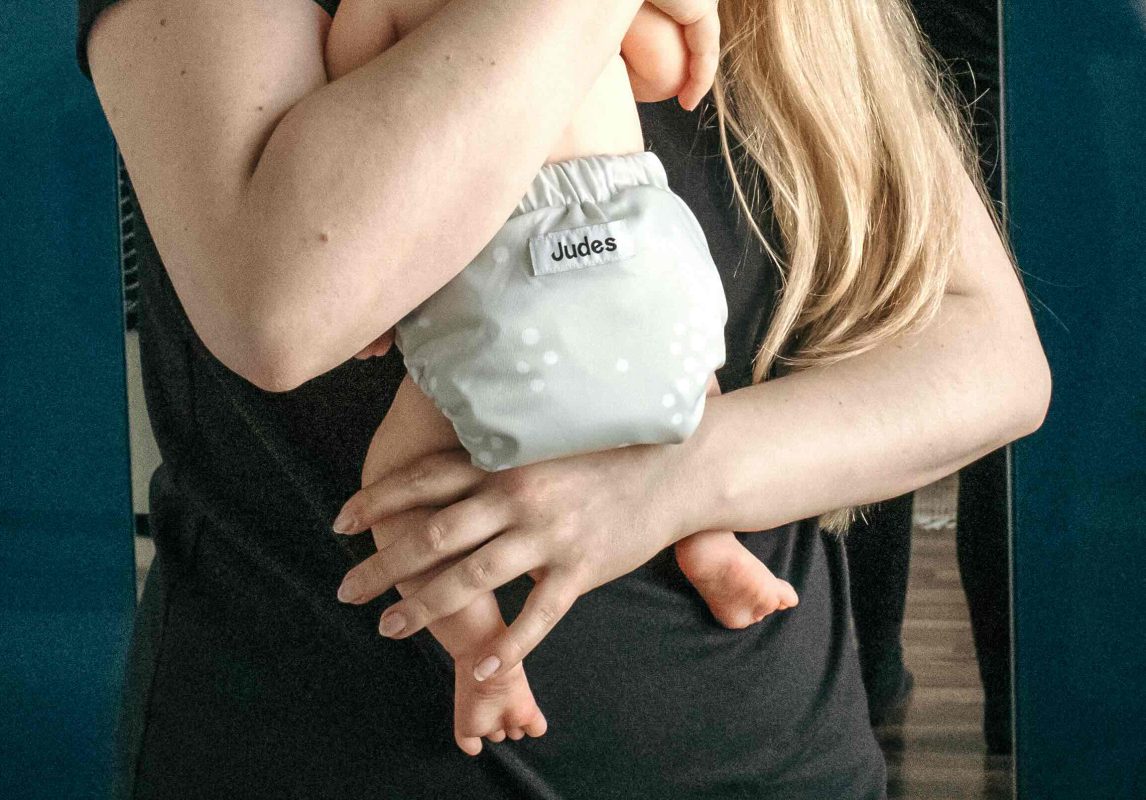 Judes-Stoffwindel-Baby-auf-Arm